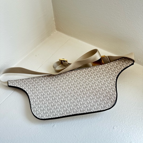 MICHAEL KORS| Faux Leather Belt Bag - Picture 7 of 11